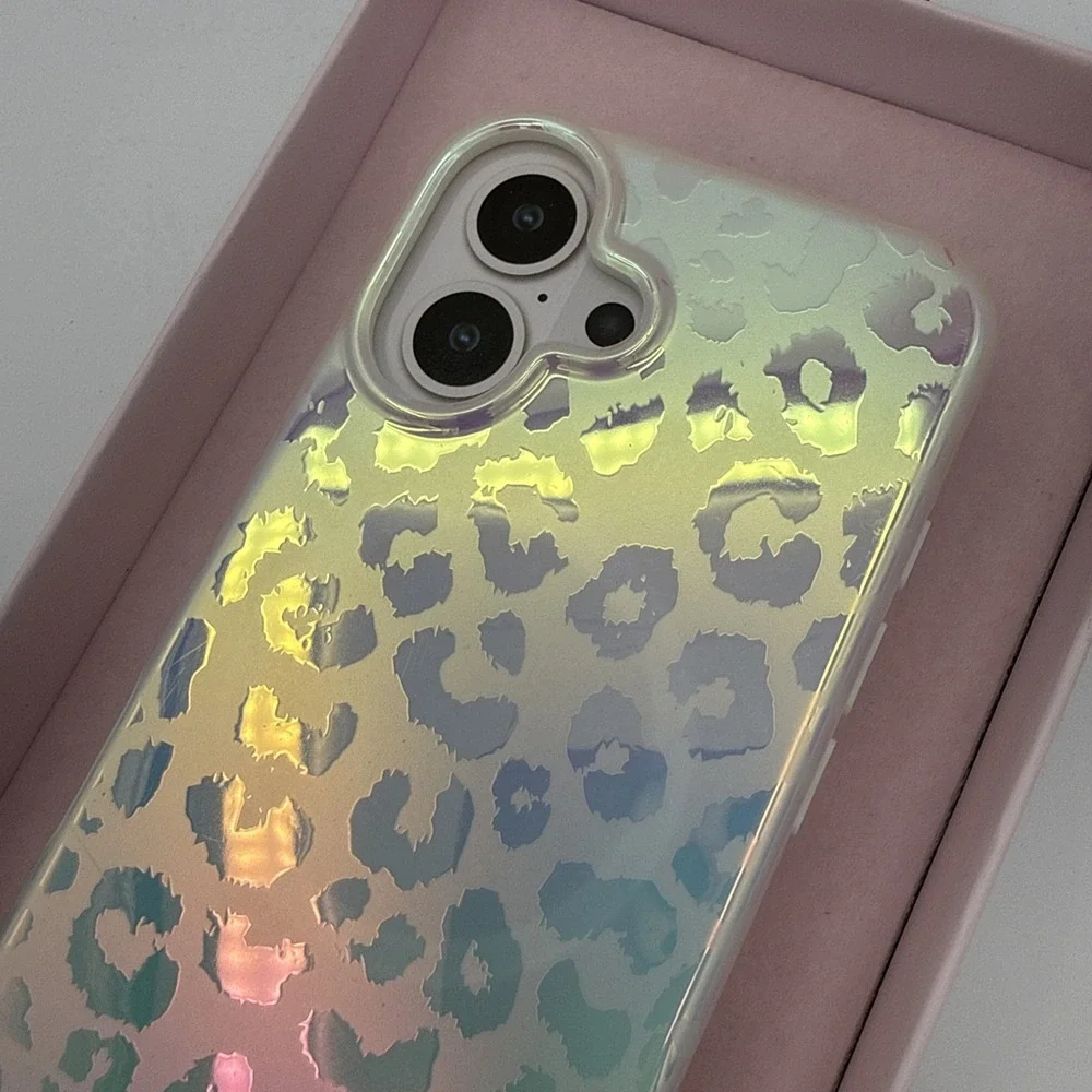 VELVET CAVIAR - Magsafe Case for Apple iPhone 16 Pro - White Opal Leopard